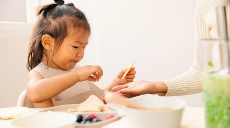 Tổng hợp những sai lầm phổ biến khi cho trẻ ăn hải sản