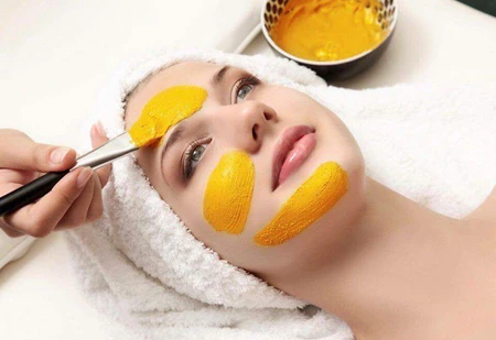 Trị mụn bằng mặt nạ nghệ tươi làm tại nhà