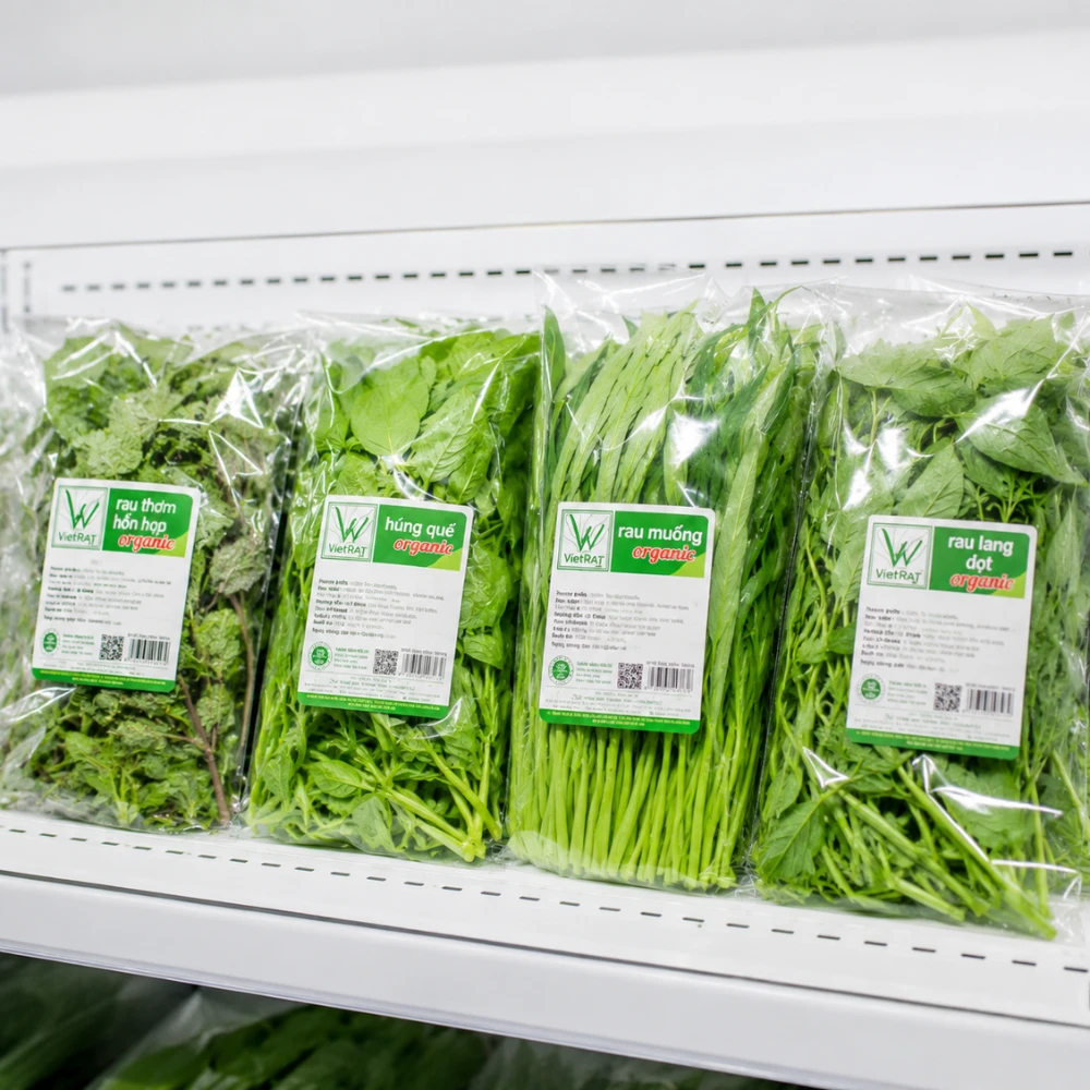 Cận cảnh các gói rau VietRAT tươi xanh trên kệ Kingfoodmart.