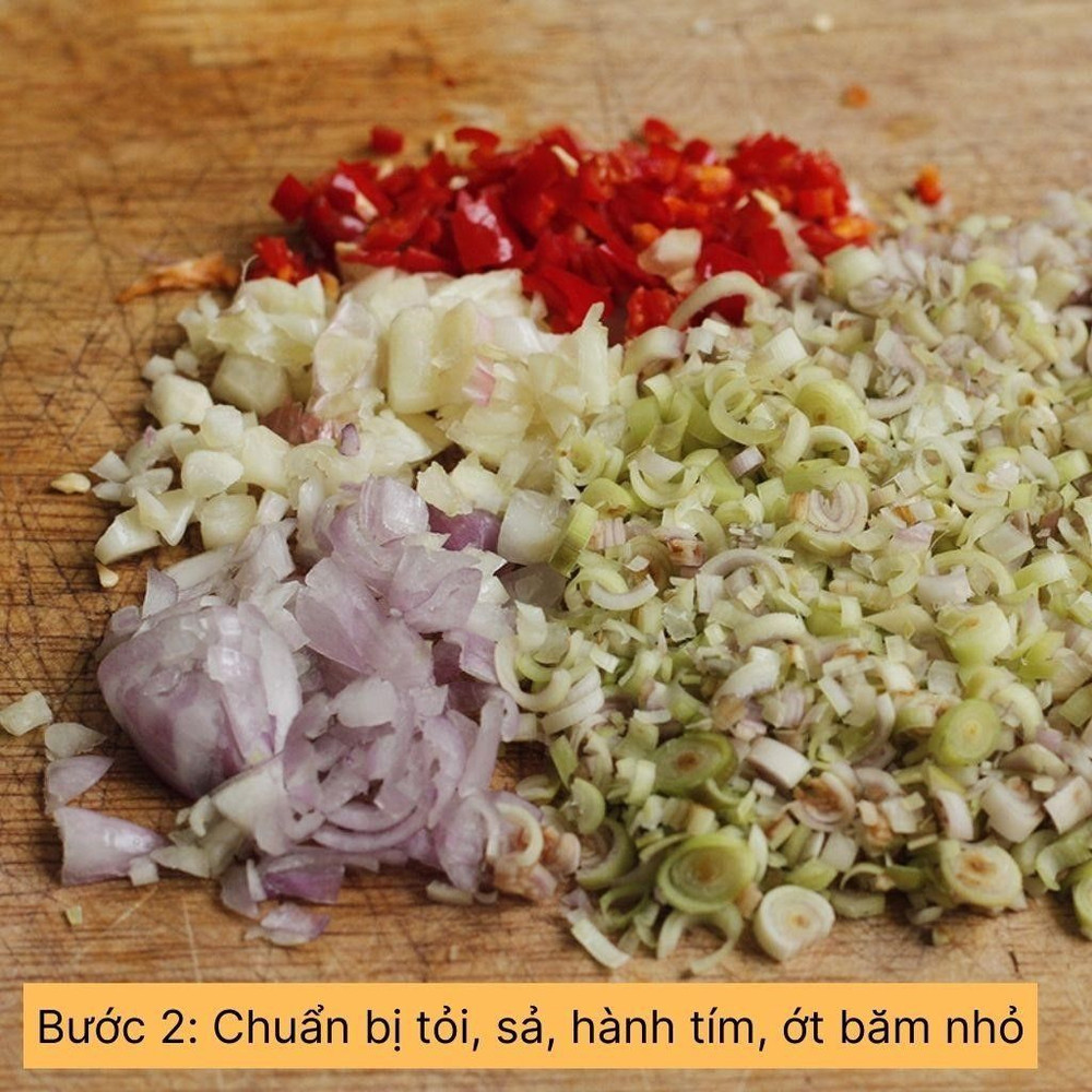 chuẩn bị tỏi sả hành tím ớt băm nhỏ