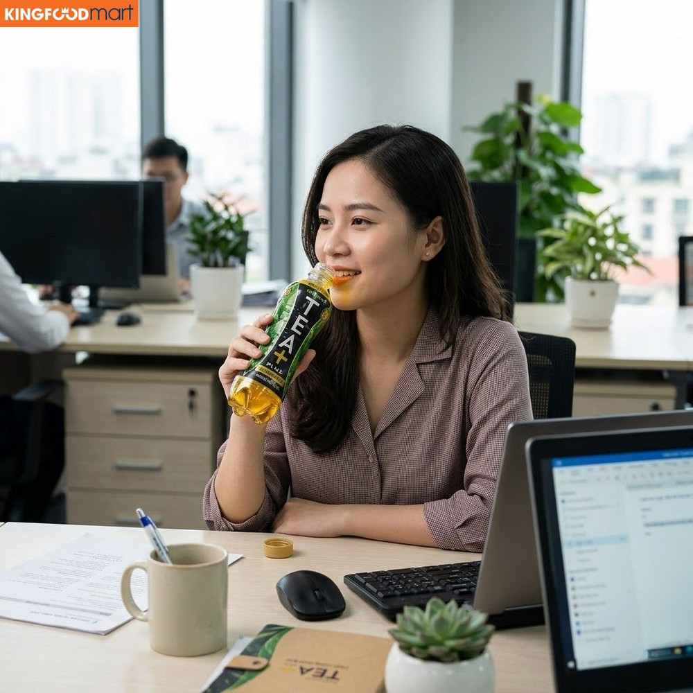 Uống trà Ô Long Tea Plus đúng thời điểm giúp bữa ăn thêm ngon và tinh thần thêm tỉnh táo.