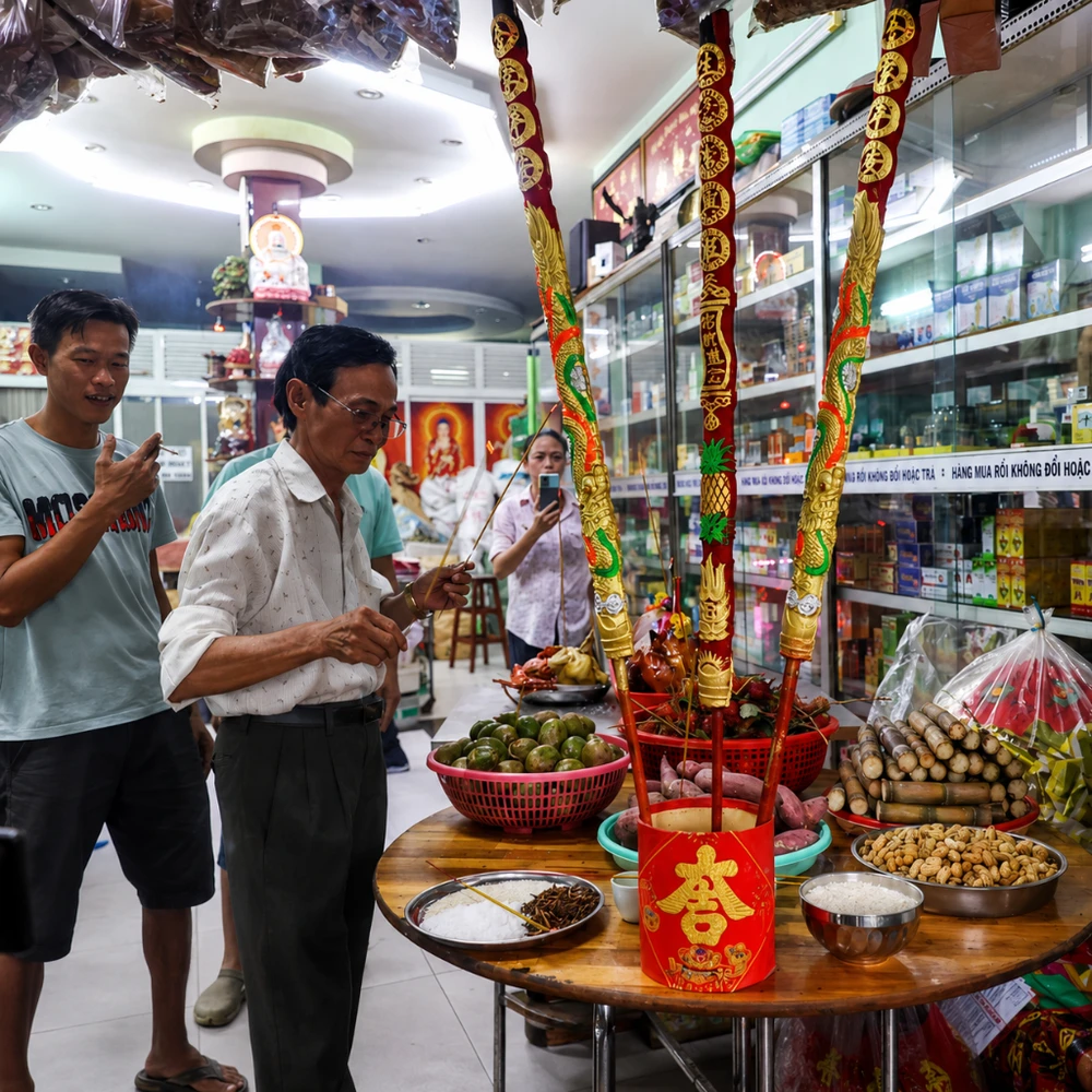 Nhang đèn, vàng mã chuẩn bị cho lễ cúng cô hồn. (Nguồn: Internet)
