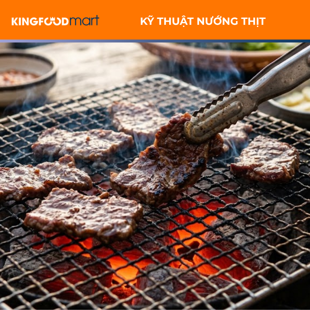 Những lát thịt bò đang được nướng trên vỉ than hồng, cạnh thịt hơi cháy xém caramel đẹp mắt và tỏa khói thơm đặc trưng của ẩm thực nướng Hàn Quốc.