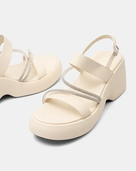 chi tiết quai đính đá của sandal đế xuồng nữ