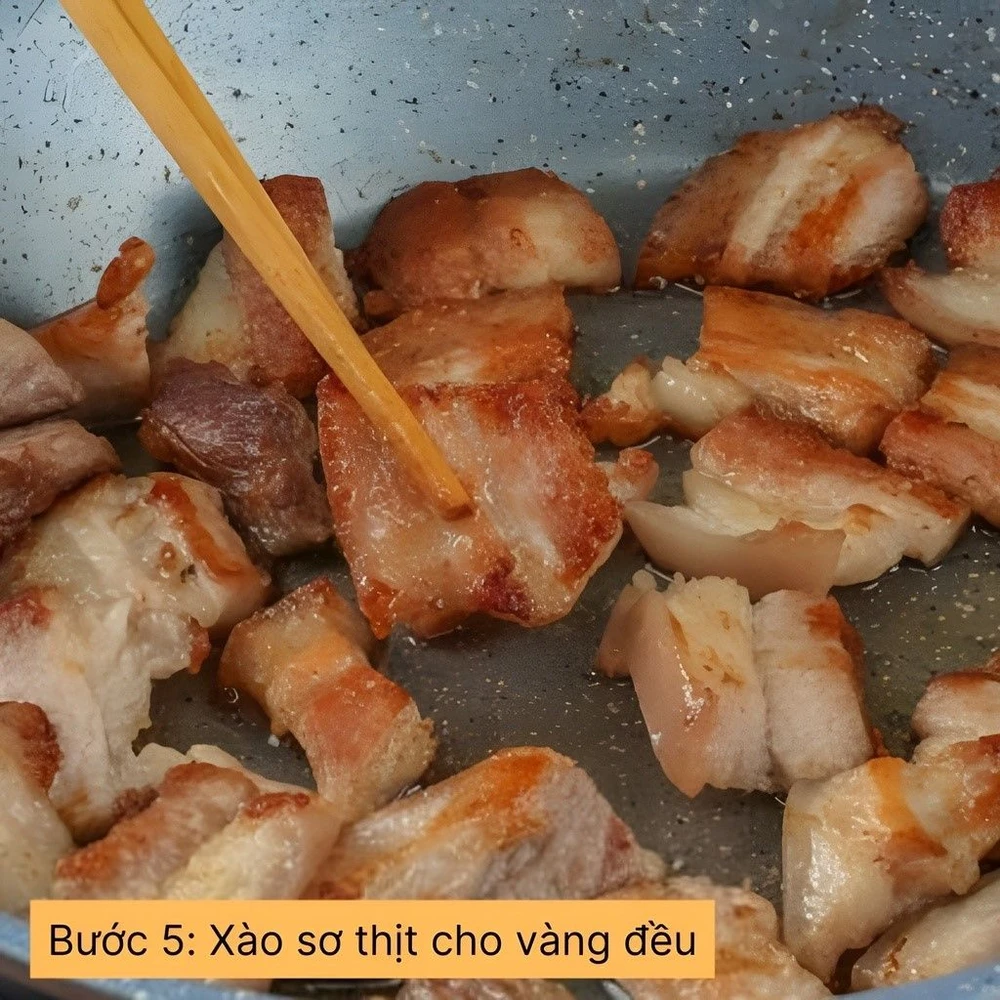 xào sơ thịt cho vàng đều