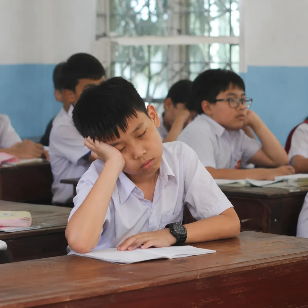 Thiếu dinh dưỡng buổi sáng ảnh hưởng đến khả năng tập trung của học sinh. (Ảnh được tạo bởi AI)