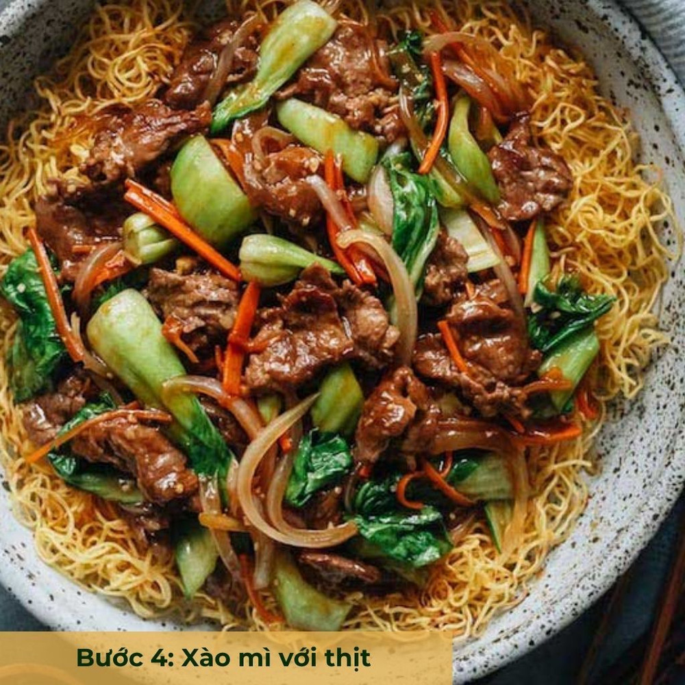 bước 4 xào mì với thịt bò