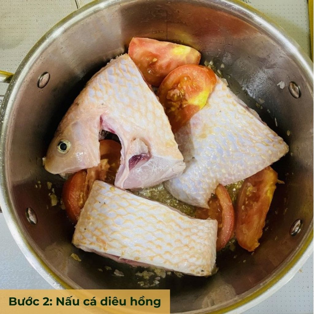 bước 2 cho cá diêu hồng vào nồi