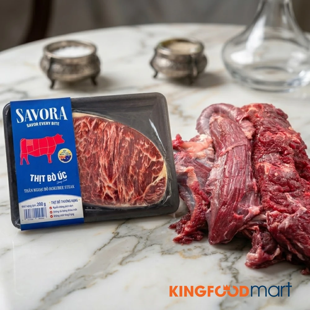 So sánh thịt bò mát đóng gói và thịt bò nóng tại chợ về điều kiện bảo quản và kiểm soát vi khuẩn hiện rõ qua môi trường tiếp xúc. 