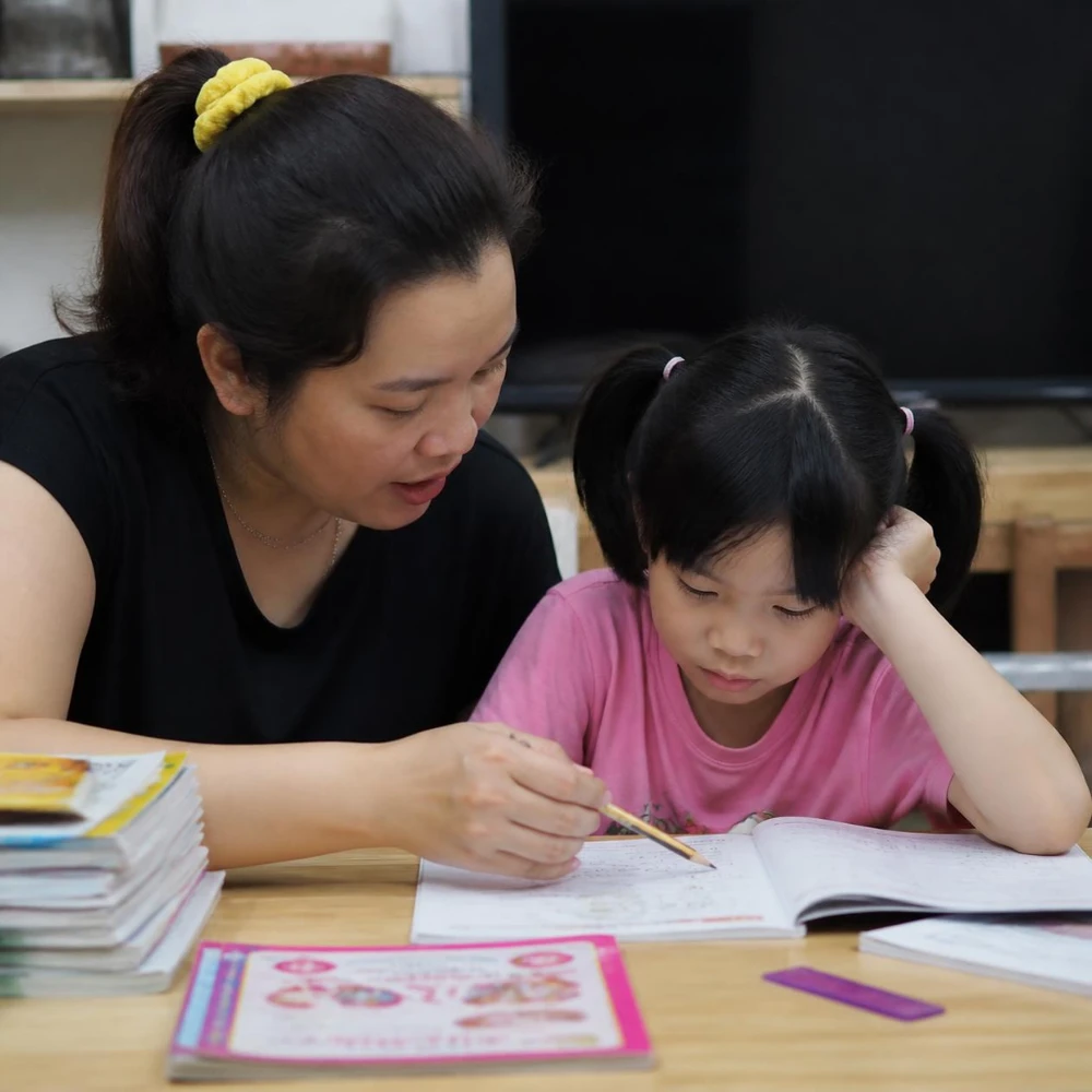 Kiểm soát quá mức môi trường học không giúp con tự giác mỗi khi ngồi vào bàn học. (Ảnh được tạo bởi AI) 