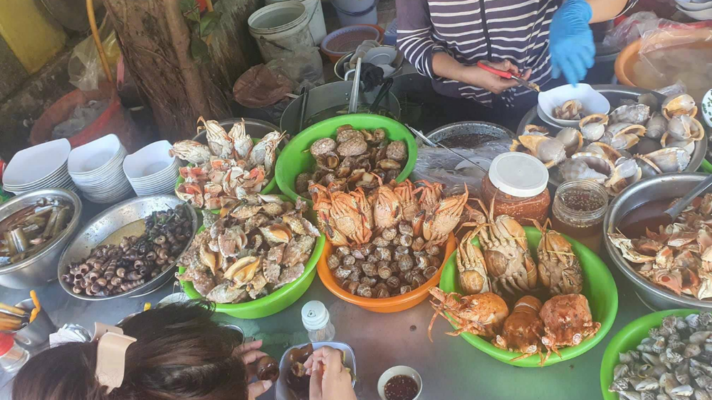 Ốc luộc Chị Chín chợ Đầm Nha Trang đặc biệt chỉ bán buổi sáng, hết là hết không chờ đợi. (Nguồn: Internet)