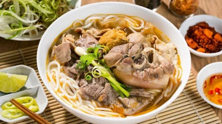 Hướng dẫn cách nấu bún giò heo với nước dùng đậm đà thơm ngon đãi cả nhà