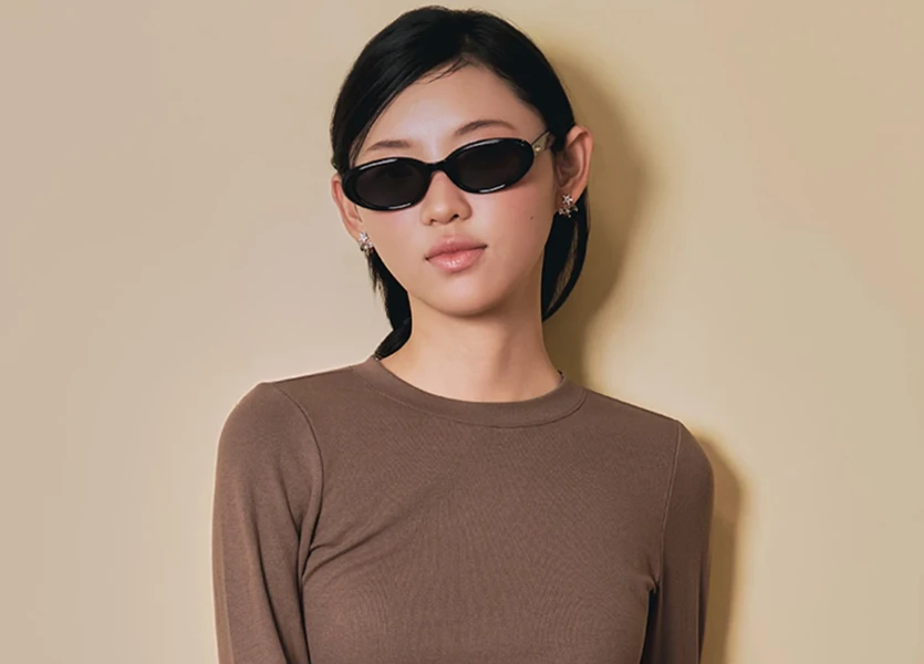 Áo thun nữ basic: chọn cổ V hay slim-fit tay dài?