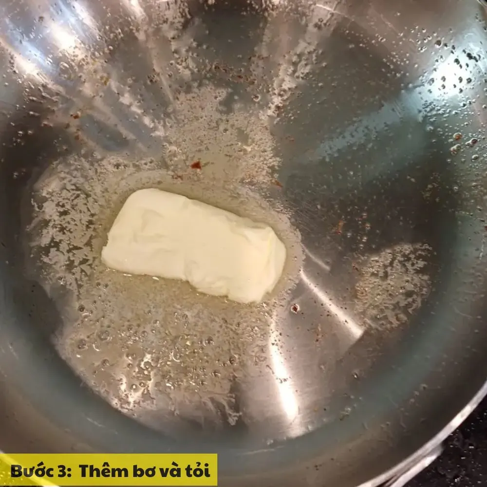 thêm bơ và tỏi