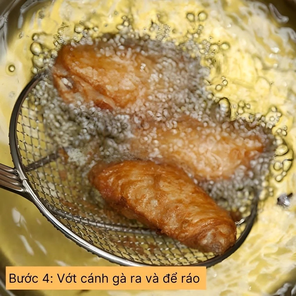 vớt cánh gà ra và để ráo