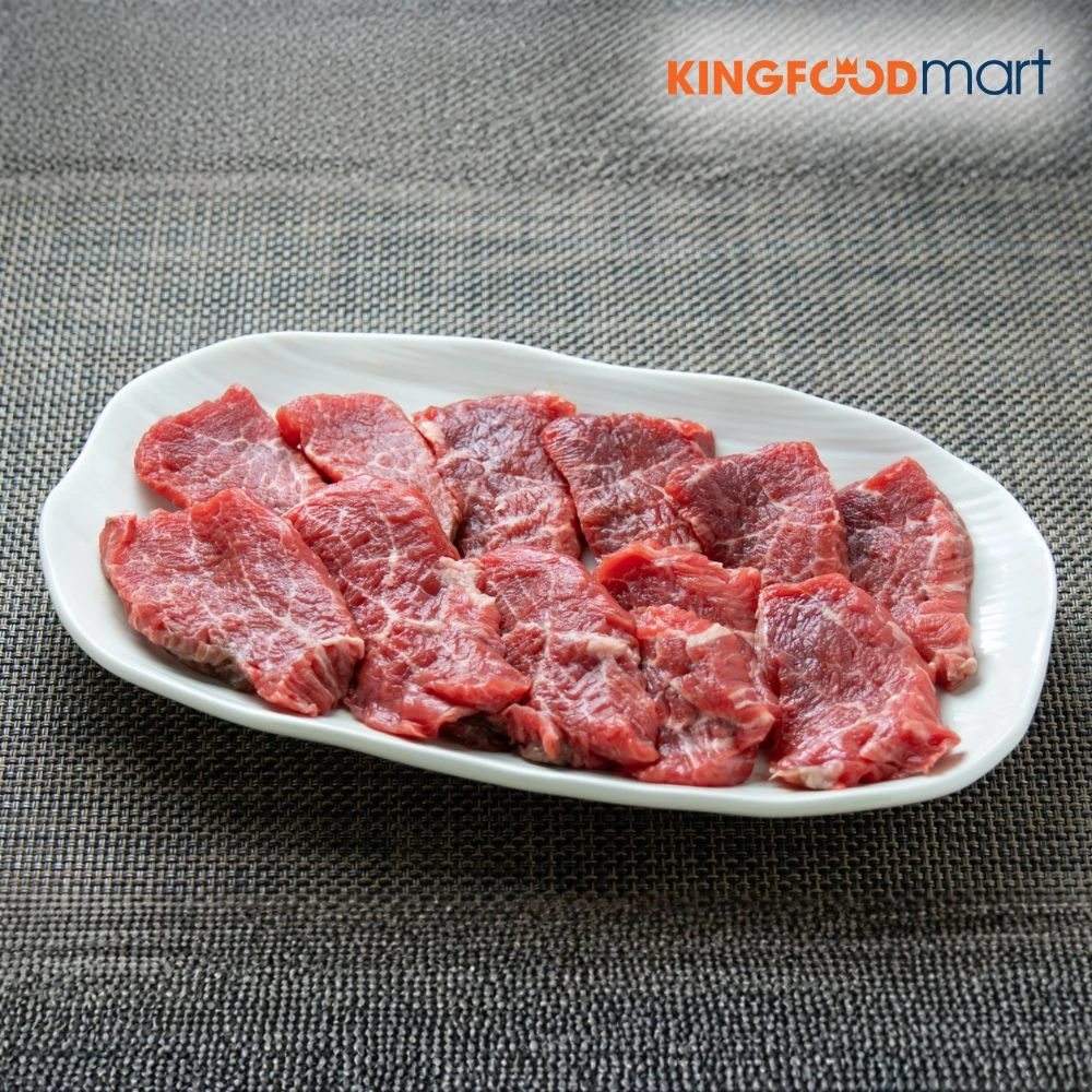 Thịt bò tươi có màu đỏ tươi (không phải đỏ sẫm hay thâm đen), mỡ bò có màu vàng nhạt, cứng.