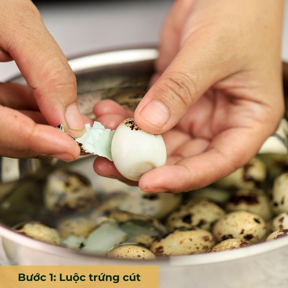 bước 1 lột trứng cút