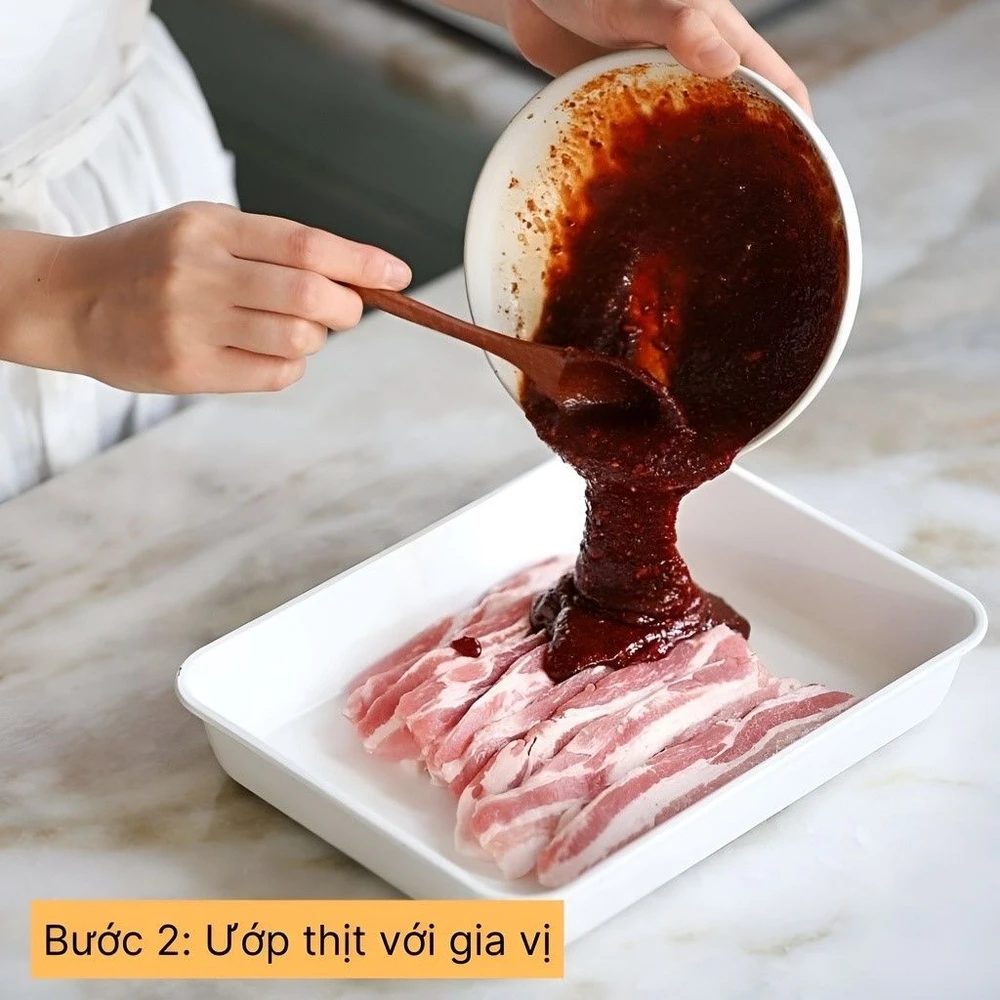 ướp thịt với gia vị