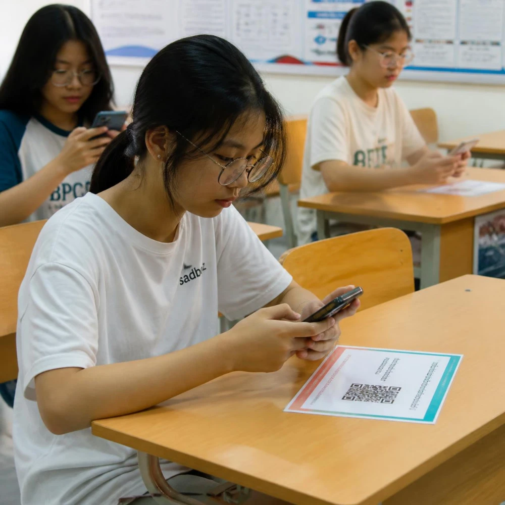 Thanh thiếu niên 16-18 tuổi tự quản lý điện thoại thông minh. (Ảnh được tạo bởi AI)
