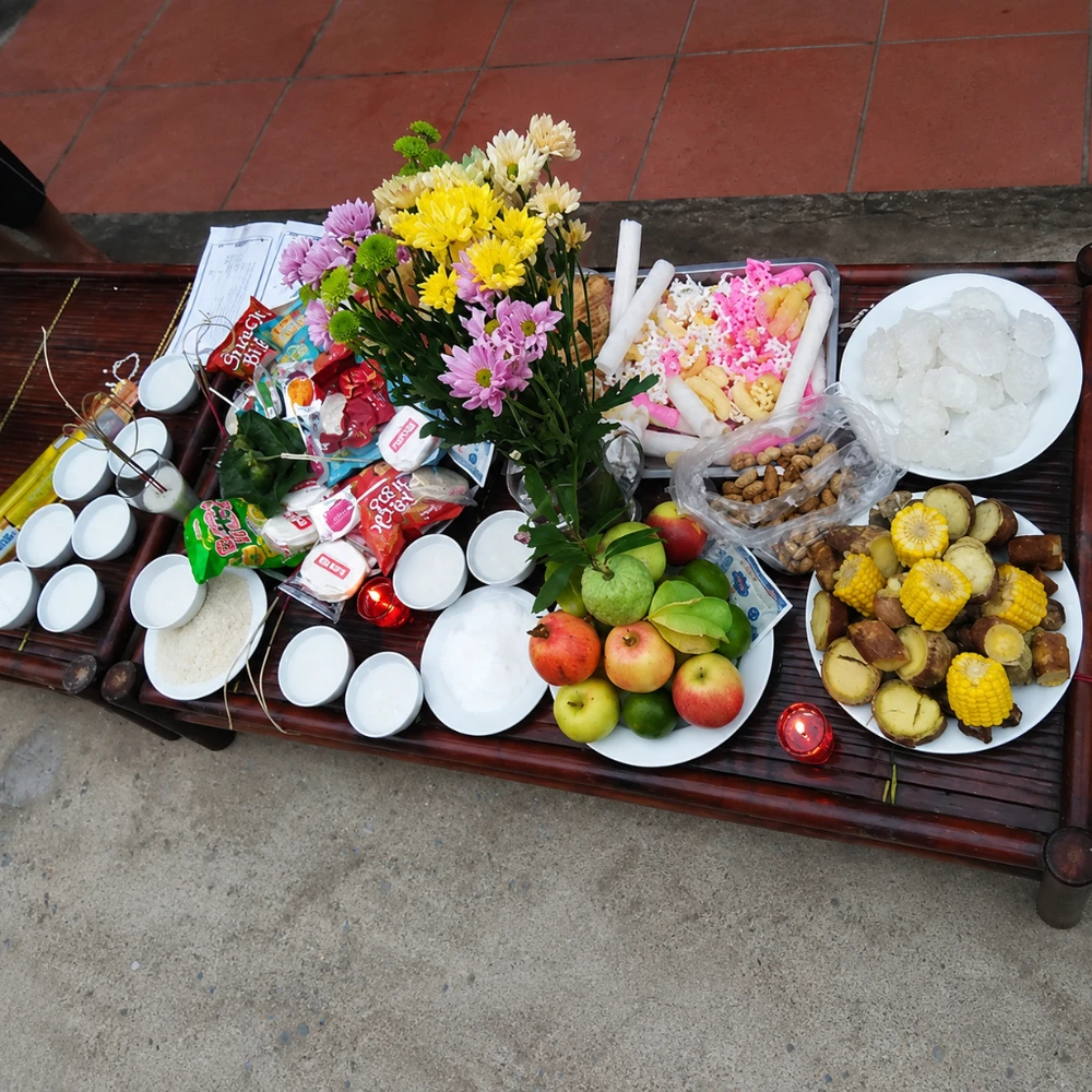 Cháo trắng, bánh kẹo, trái cây trong mâm cúng cô hồn. (Nguồn: Internet)