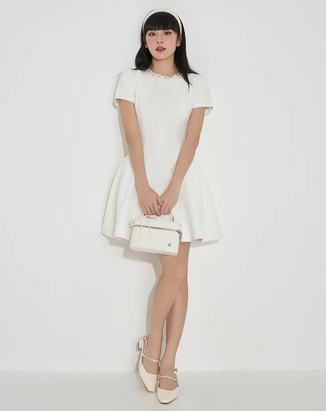 Đầm mini cổ trang trí dây ngọc trai nữ tính, sang trọng