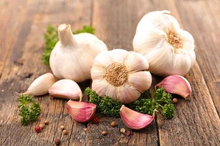 10 lợi ích kháng khuẩn và sức khỏe của tỏi trong chế độ ăn uống hàng ngày