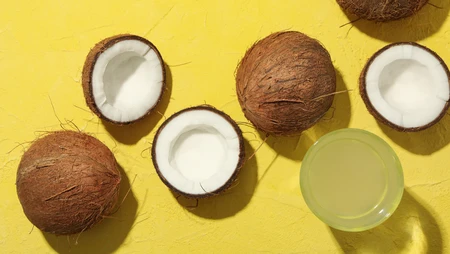 Có thể uống nước dừa thay nước lọc hoàn toàn hay không?