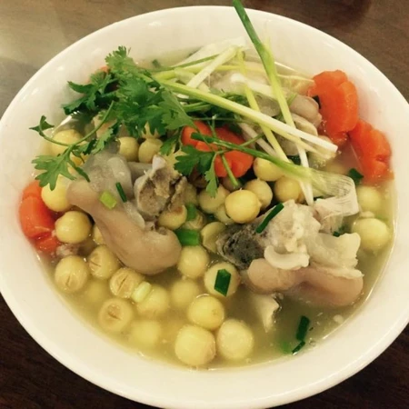 Cách nấu chân giò hầm hạt sen thơm ngon
