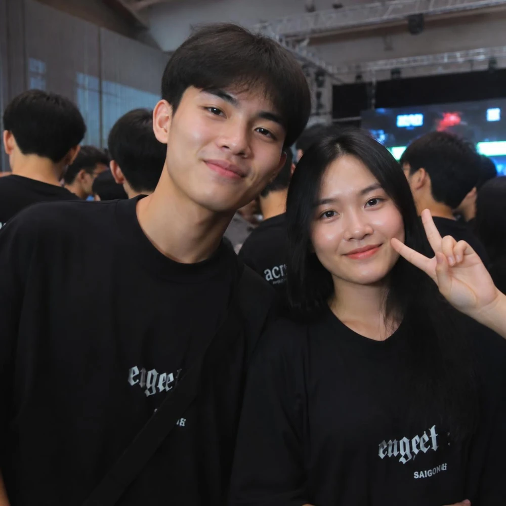 Con trai thích bạn nhưng giả vờ không nói qua ngôn ngữ cơ thể và ánh mắt. (Ảnh được tạo bởi AI)