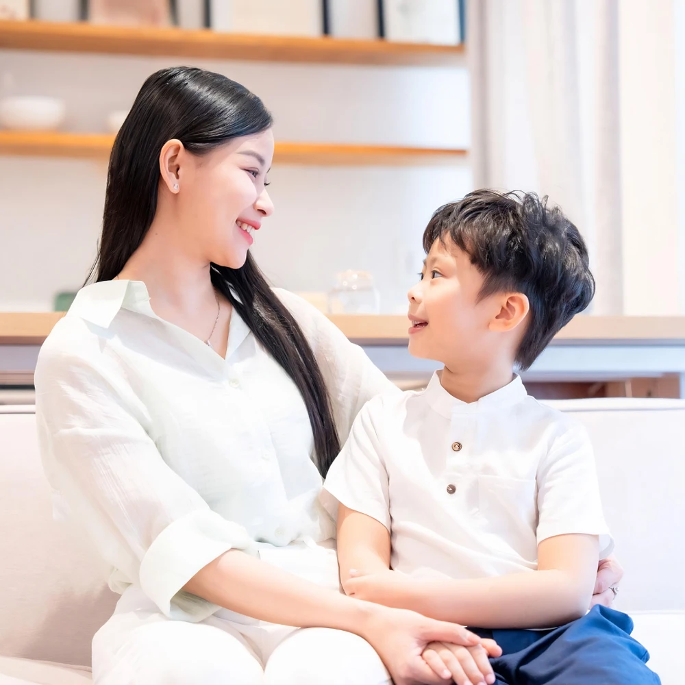 Nói chuyện với con về tình yêu khi mẹ đơn thân hẹn hò để cn thấu hiểu hơn. (Ảnh được tạo bởi AI)