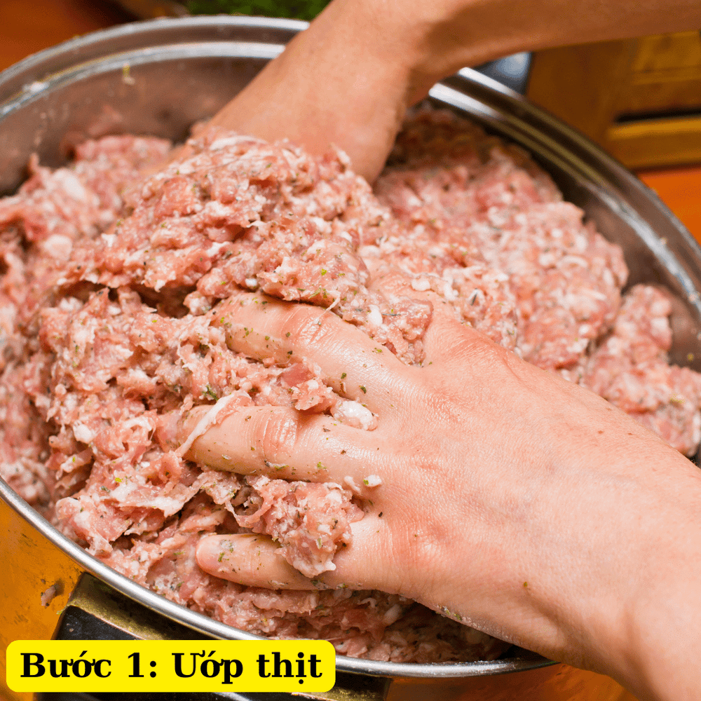 Ướp thịt bằm với gia vị