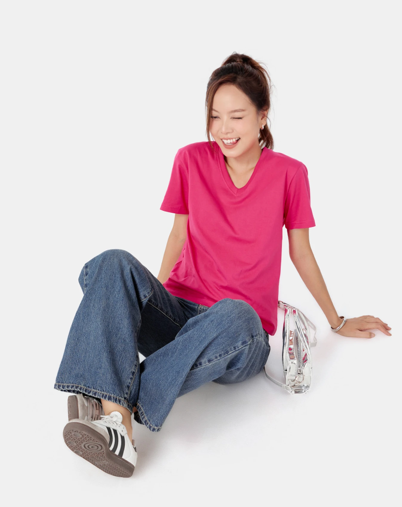 Áo thun trơn màu cổ tim form fit - Image 3