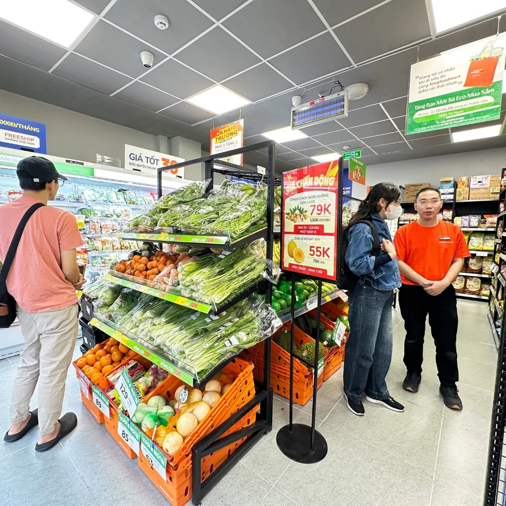 Khách hàng mua thực phẩm tươi sạch tại Kingfoodmart giúp xây dựng môi trường sống ổn định giành quyền nuôi con.
