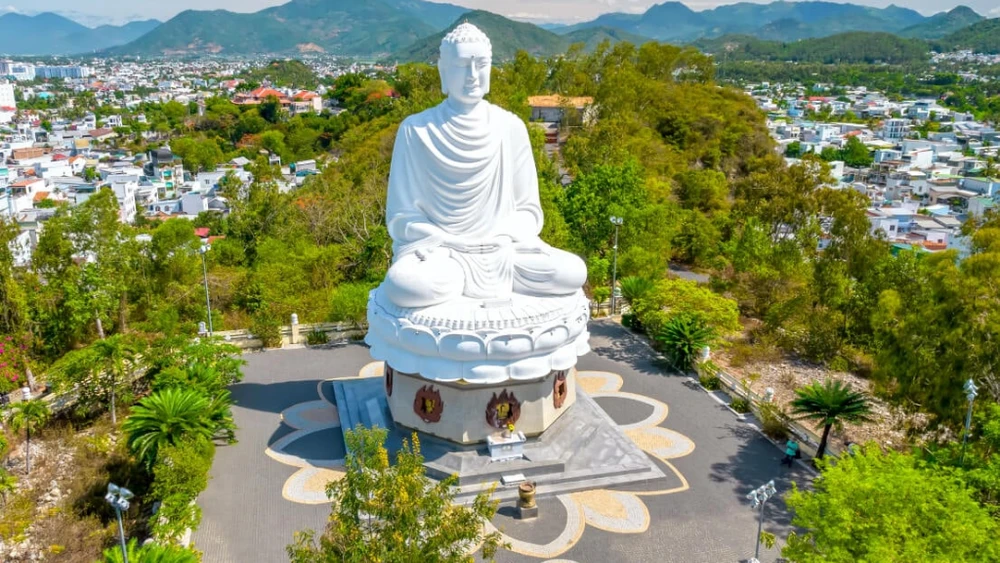 Chùa Long Sơn – điểm đến tâm linh thanh tịnh trong hành trình du lịch Nha Trang. (Nguồn: Internet)