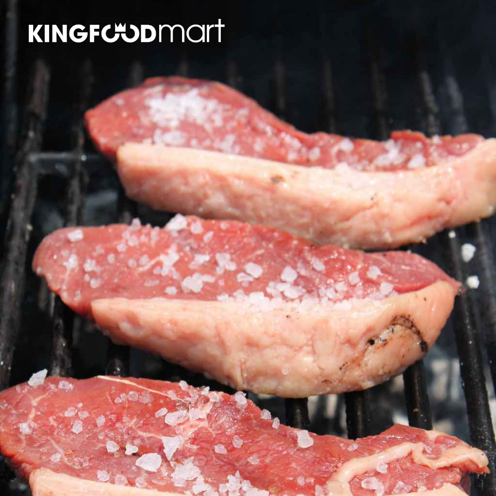 Muối hạt thô trên bề mặt Picanha tươi đề cao hương vị tự nhiên của thịt bò nướng Brazil.