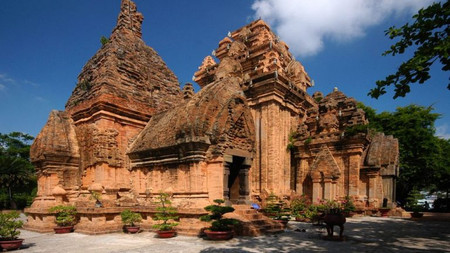 Tháp Bà Ponagar Nha Trang có gì? Kinh nghiệm tham quan chi tiết từ A–Z