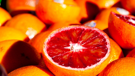 Cam blood (cam máu) giống cam có màu sắc lạ, vị ngon bất ngờ