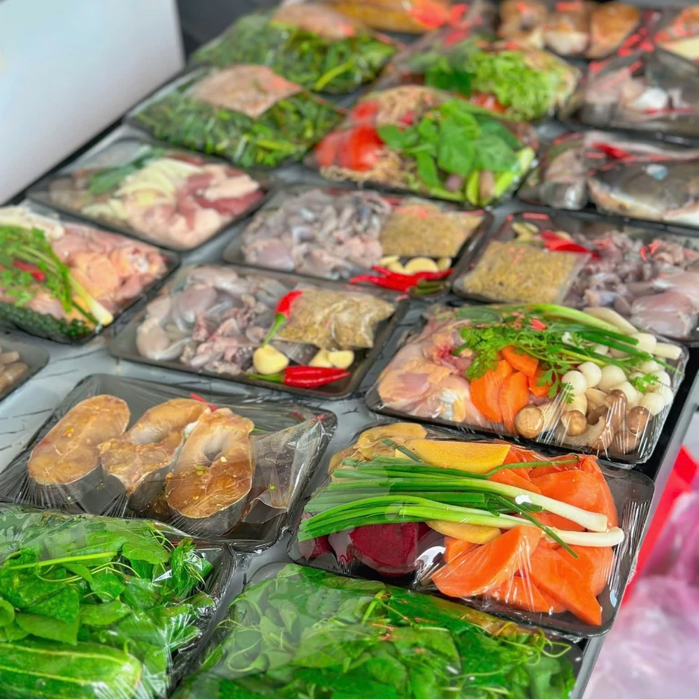 Mua thực phẩm tươi sạch chế biến sẵn cho gia đình bận rộn tại siêu thị thực phẩm chất lượng. (Nguồn: Internet)