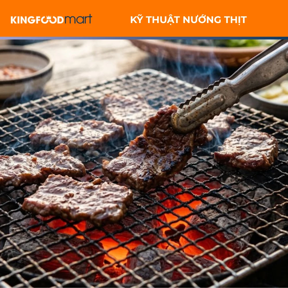 Những lát thịt bò đang được nướng trên vỉ than hồng, cạnh thịt hơi cháy xém caramel đẹp mắt và tỏa khói thơm đặc trưng của ẩm thực nướng Hàn Quốc.