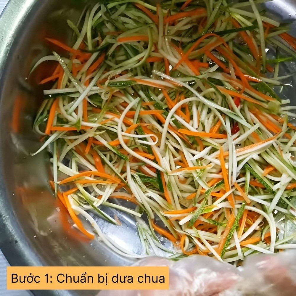 chuẩn bị dưa chua