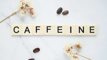 Phân biệt caffeine tự nhiên và caffeine tổng hợp
