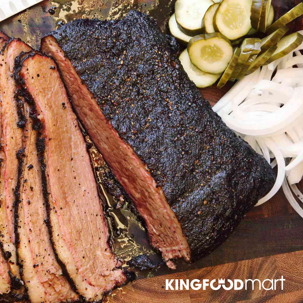 Brisket Texas thái lát dày, khói bám đen xung quanh, nhân mềm đỏ hồng.