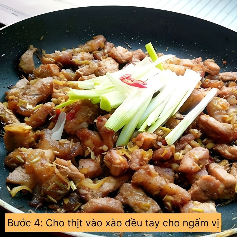 cho thịt vào xào đều tay cho ngấm vị