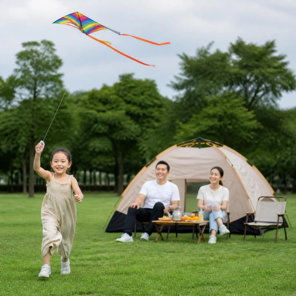 Gia đình nhỏ cùng nhau cắm trại, thả diều và cười đùa vui vẻ trên thảm cỏ xanh mướt của công viên. (Ảnh được tạo bởi AI) 