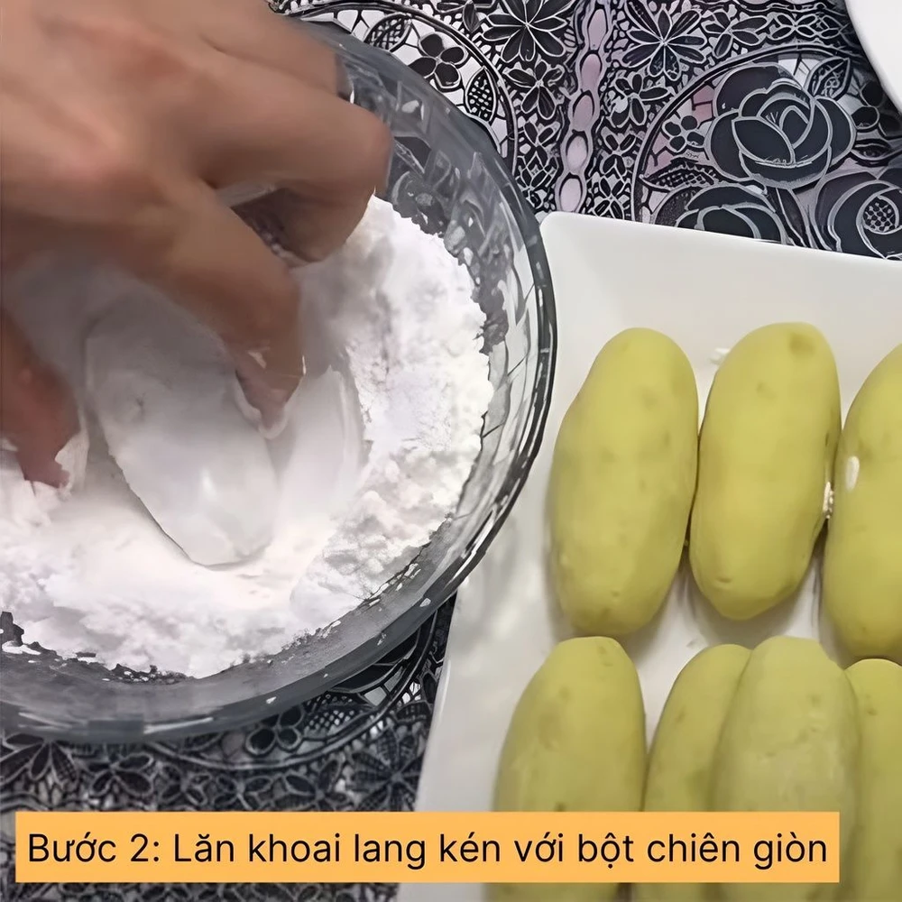lăn khoai lang kén với bột chiên giòn