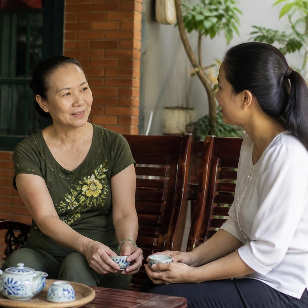 Chia sẻ cảm xúc với người đáng tin cậy là bước đầu giúp mẹ thoát khỏi sự im lặng và cảm giác cô đơn. (Ảnh được tạo bởi AI)
