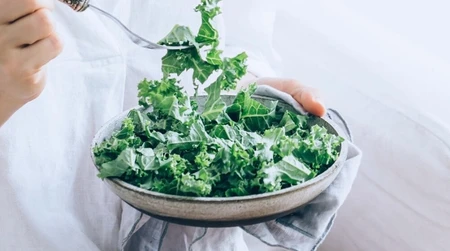 Lợi ích tuyệt vời của việc ăn cải xoăn