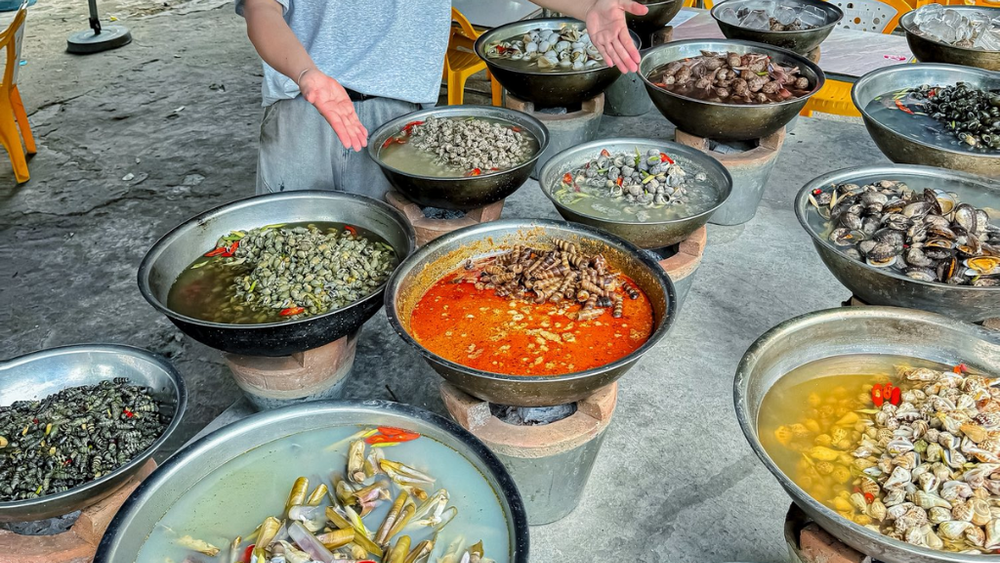 Những rổ ốc tươi đủ loại là linh hồn của các quán ốc ngon Nha Trang. 