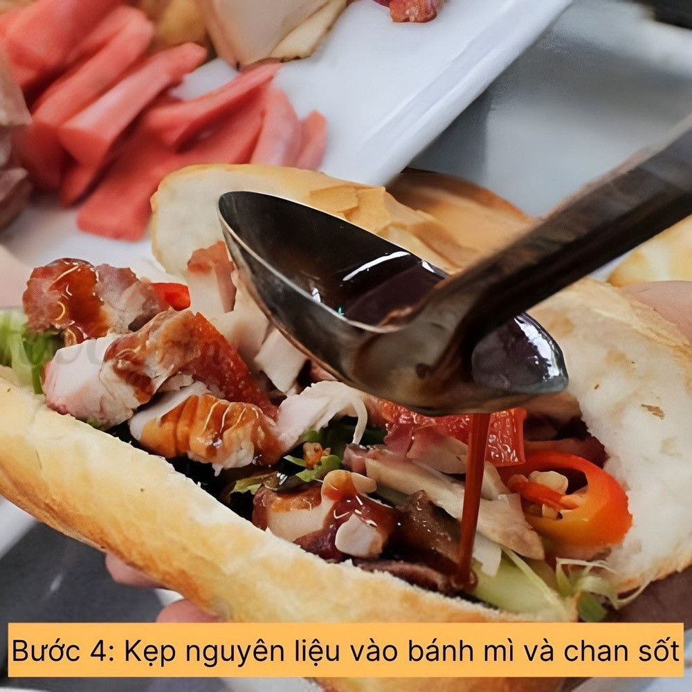 kẹp nguyên liệu vào bánh mì và chan sốt