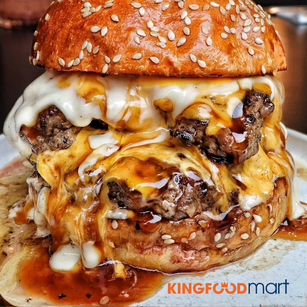 Gourmet burger chảy phô mai vàng, thịt bò dày dặn.